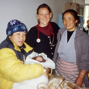 Dr. Ursula Knapstein im Tibetan Delek Hospital in Dharamsala